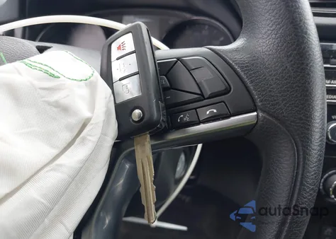 2017 Nissan Rogue S z USA, uszkodzony, nr VIN JN8AT2MV1HW253712